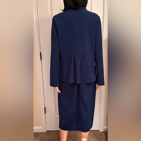 Royal navy two piece suit in a size XL.
Like new - Picture 2 of 9